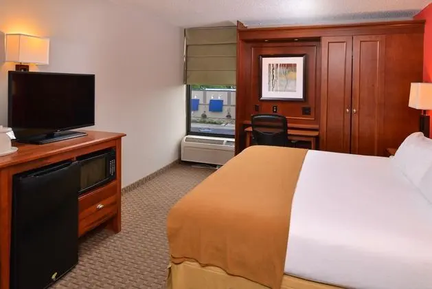 Holiday Inn Express Crestwood