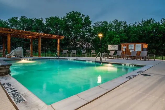 Holiday Inn Express Denton - Havuz