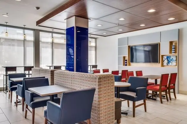 Holiday Inn Express Denton - Yeme / İçme