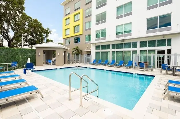 Holiday Inn Express Doral Miami, an IHG Hotel - Havuz