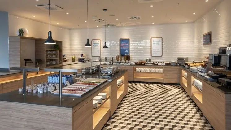 Holiday Inn Express Düsseldorf – Hauptbahnhof, an IHG Hotel - Yerinde Yemek
