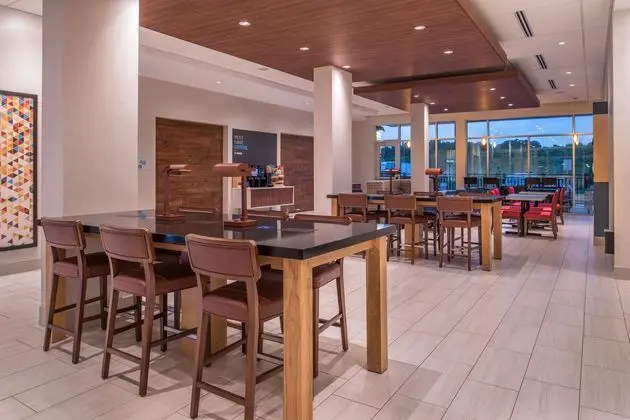 Holiday Inn Express Farmville - Dış Mekan