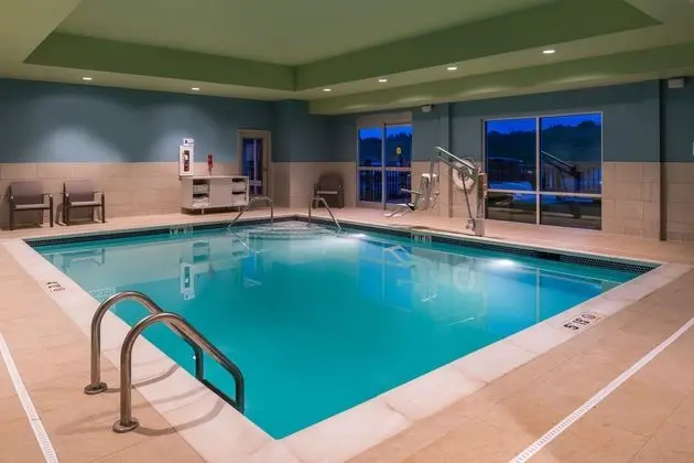 Holiday Inn Express Farmville - Havuz