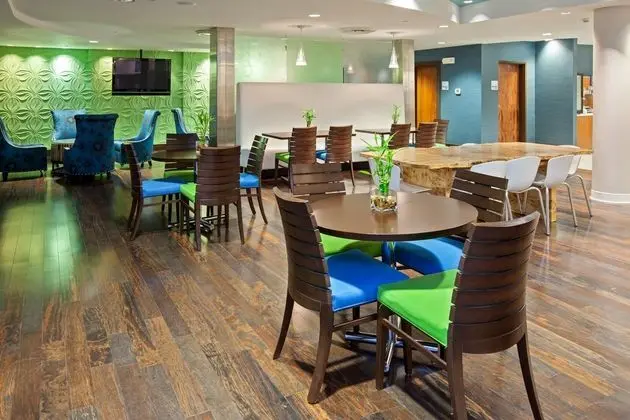 Holiday Inn Express Fishers - Yeme / İçme