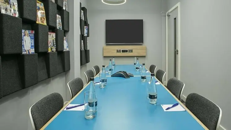 Holiday Inn Express Fleet, an IHG Hotel - İç Mekan