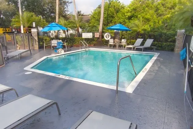 Holiday Inn Express Ft Lauderdale Airport West - Havuz