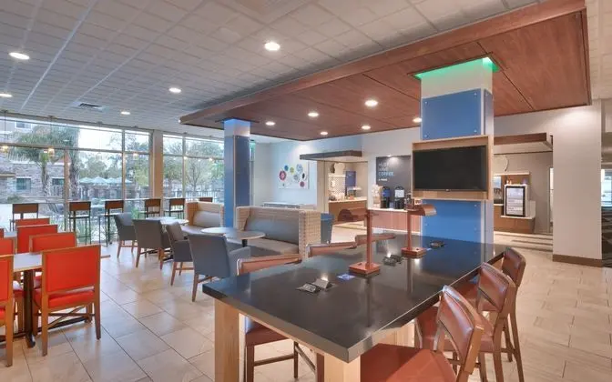 Holiday Inn Express Gainesville SW - Yeme / İçme