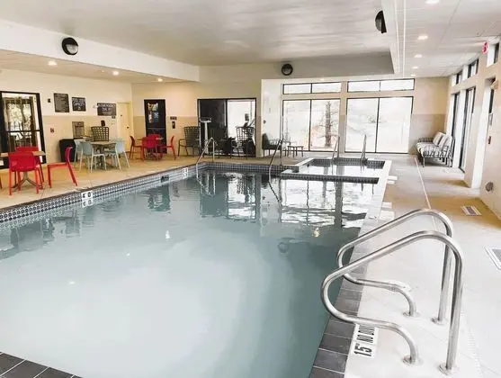 Holiday Inn Express Germantown Nw Milwaukee - Havuz