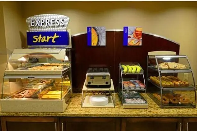 Holiday Inn Express Hampton - Coliseum Central