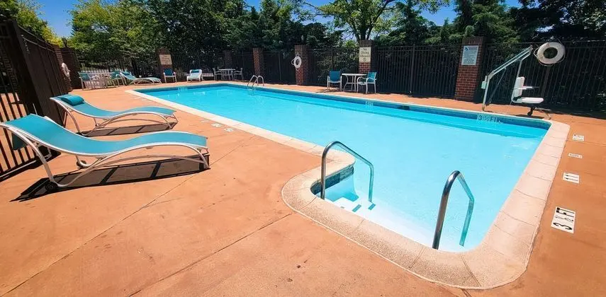 Holiday Inn Express Harrisburg East - Havuz