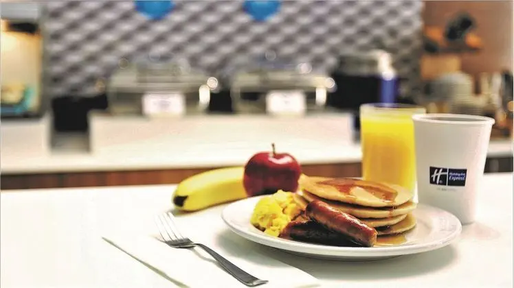Holiday Inn Express Hickory - Hickory Mart - Yeme / İçme