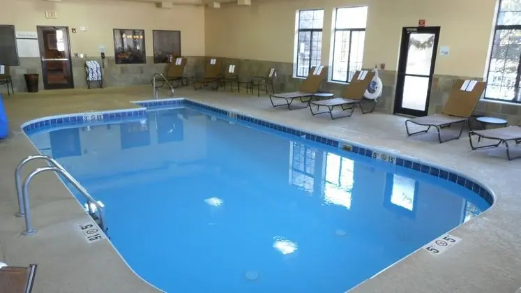 Holiday Inn Express Hocking Hills - Logan - Havuz