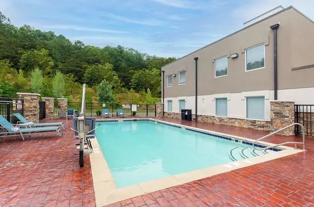 Holiday Inn Express Hurricane Mills (Waverly) - Havuz