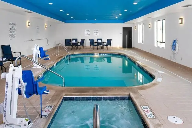 Holiday Inn Express Hutchinson - Havuz