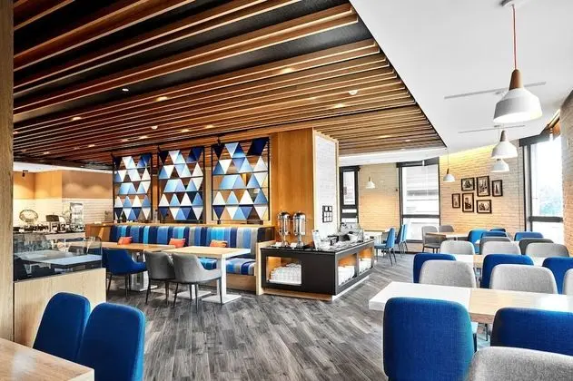 Holiday Inn Express Kaohsiung Love River, an IHG Hotel - Yerinde Yemek