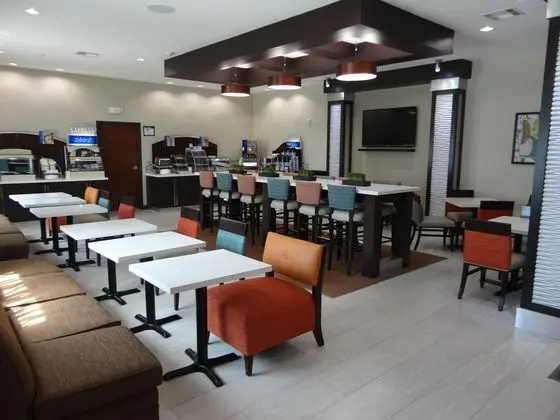 Holiday Inn Express Kenedy
