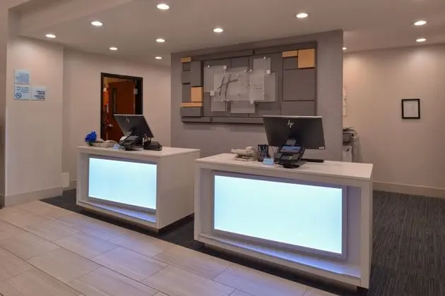 Holiday Inn Express Lakeline - Dış Mekan