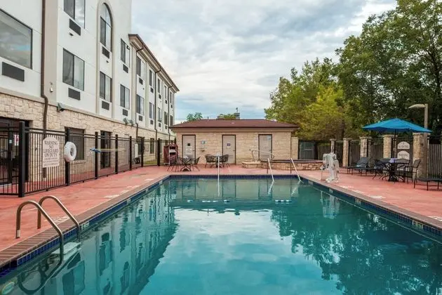 Holiday Inn Express Lakeline - Havuz