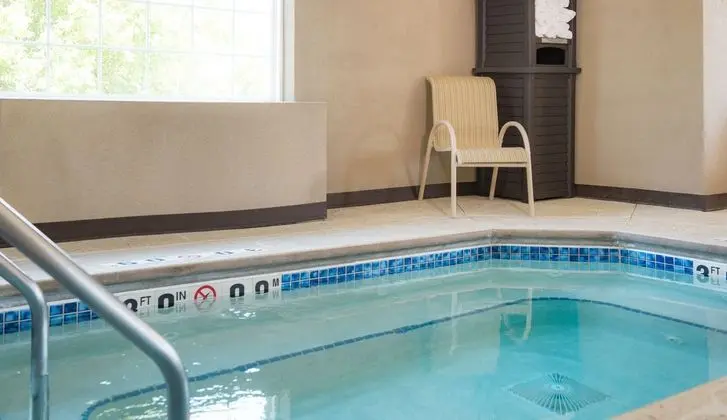 Holiday Inn Express Le Claire Riverfront - Davenpo - Havuz