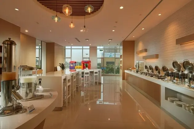 Holiday Inn Express Luoyang Yichuan - Yeme / İçme