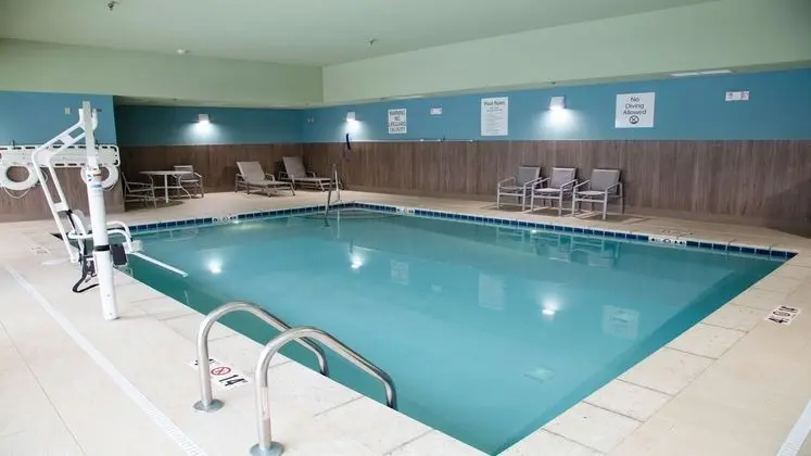 Holiday Inn Express Marion - Havuz