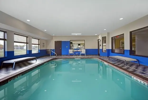 Holiday Inn Express Marshall - Havuz