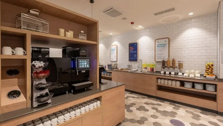 Holiday Inn Express Munich North, an IHG Hotel - Yerinde Yemek