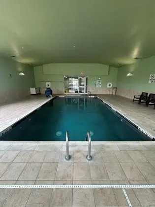 Holiday Inn Express Mystic - Havuz