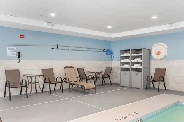 Holiday Inn Express Newington - Havuz