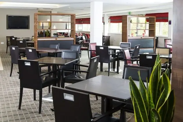 Holiday Inn Express Northampton - South, an IHG Hotel - Yerinde Yemek