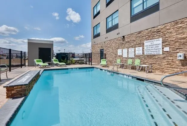 Holiday Inn Express Northlake - Havuz