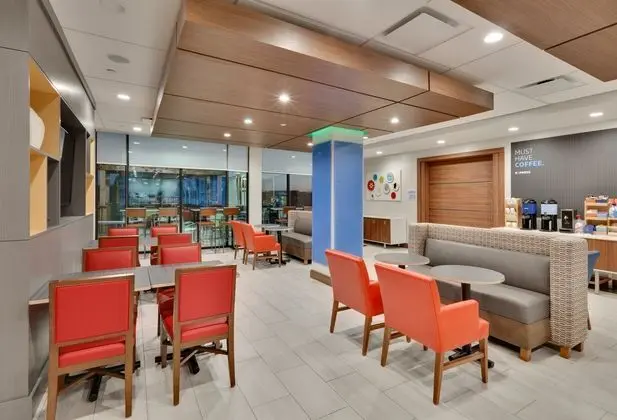 Holiday Inn Express Northlake - Yeme / İçme