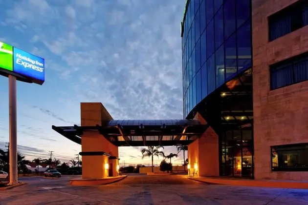 Holiday Inn Express Nuevo Laredo - Dış Mekan