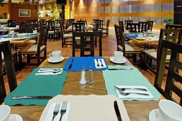 Holiday Inn Express Nuevo Laredo - Yeme / İçme