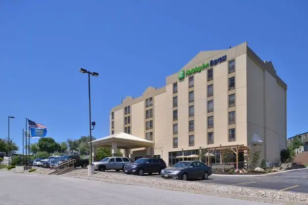 Holiday Inn Express Omaha West - 90th St