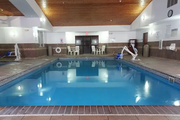 Holiday Inn Express O'Neill - Havuz
