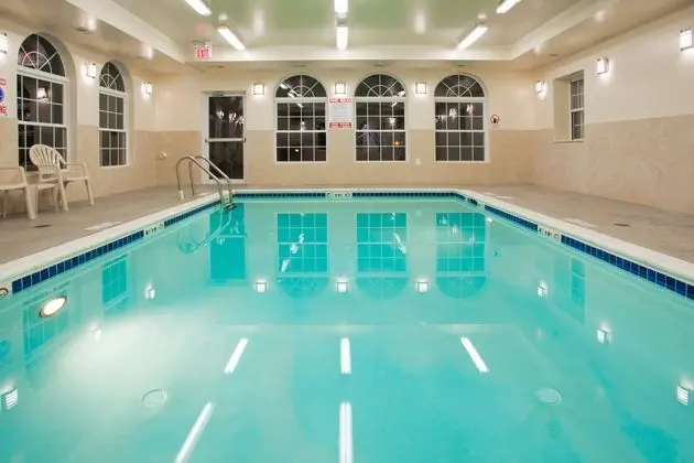 Holiday Inn Express Prince Frederick - Havuz