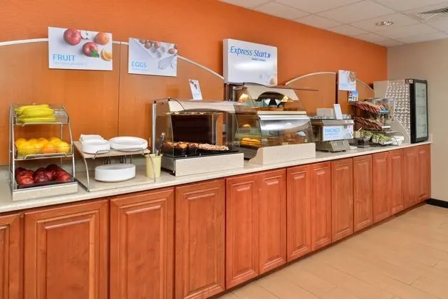 Holiday Inn Express Providence-North Attleboro - Yeme / İçme