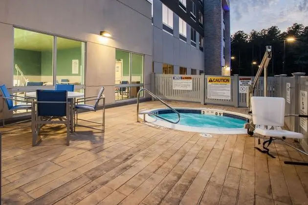 Holiday Inn Express QUEENSBURY - LAKE GEORGE AREA - Havuz