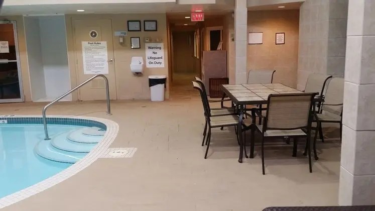 Holiday Inn Express Red Deer - Havuz