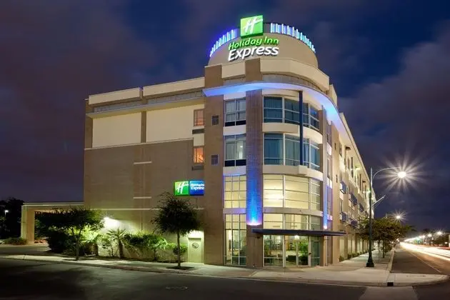 Holiday Inn Express Rivercenter - Dış Mekan