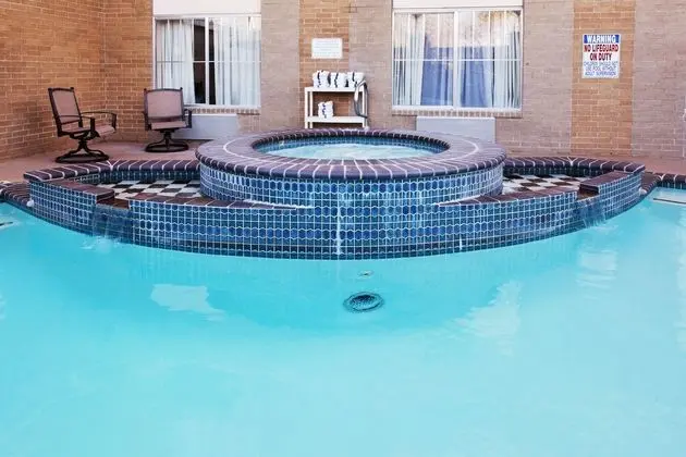 Holiday Inn Express Rivercenter - Havuz