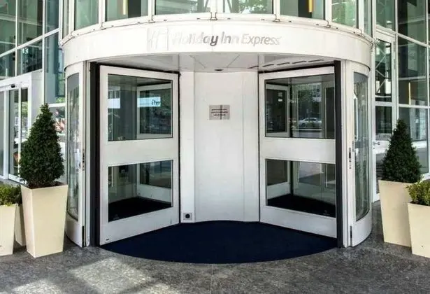 Holiday Inn Express Rotterdam - Central Station, an IHG Hotel - Genel
