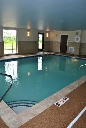 Holiday Inn Express Salem - Havuz