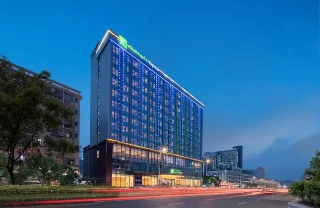 Holiday Inn Express Shenzhen Longhua, an IHG Hotel