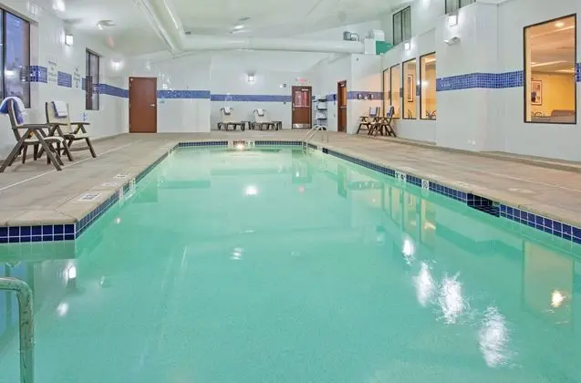 Holiday Inn Express St Charles - Havuz