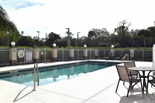 Holiday Inn Express Stuart - Havuz