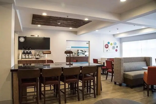 Holiday Inn Express Hotel & Suites Alexandria