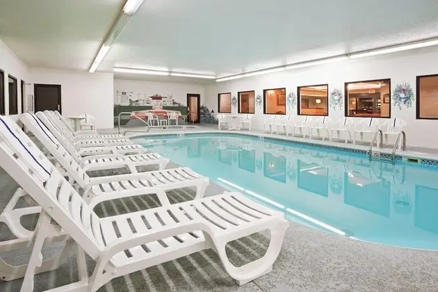 Holiday Inn Express & Suites Alliance, an IHG Hotel - Havuz
