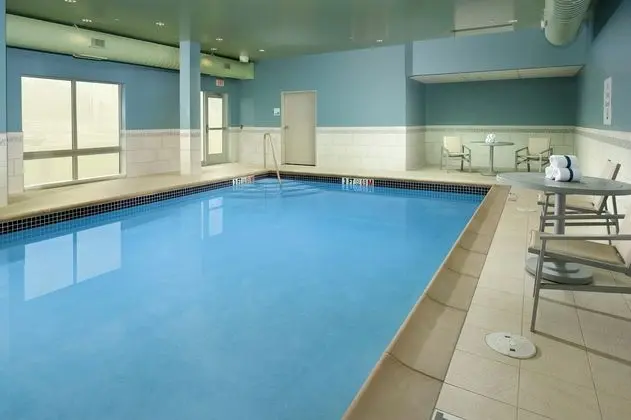 Holiday Inn Express and Suites Altoona - Havuz